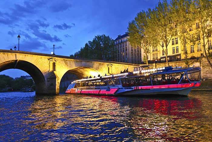 bateaux-mouches-diner-croisiere-min