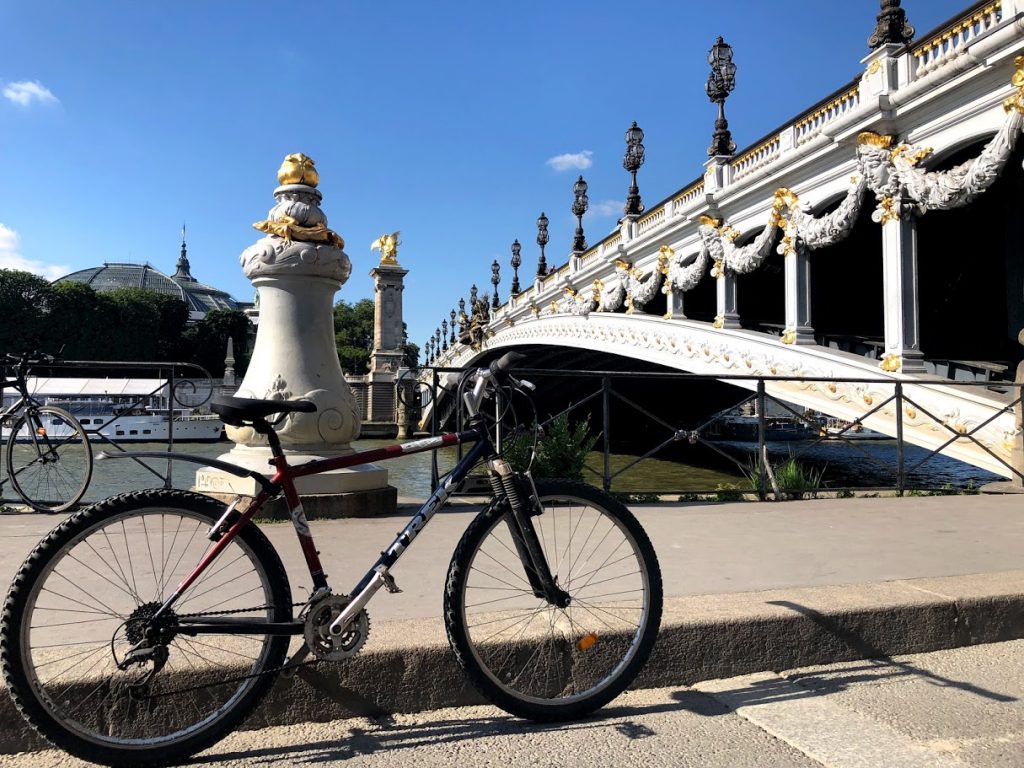 A diferença entre visitar e viver em Paris.