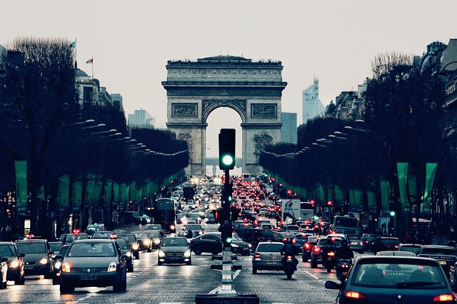 Carros em Paris