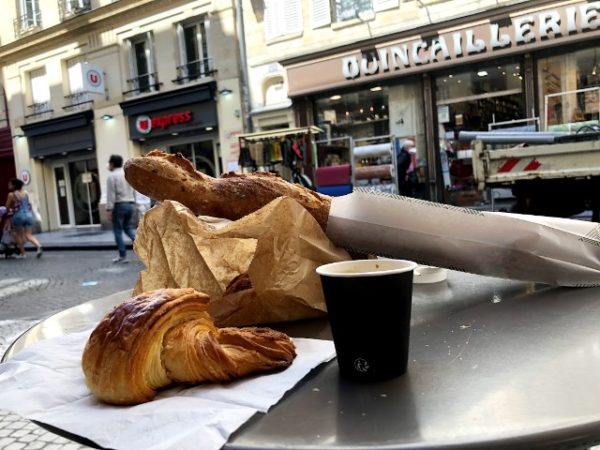 pao de chocolate e croissant